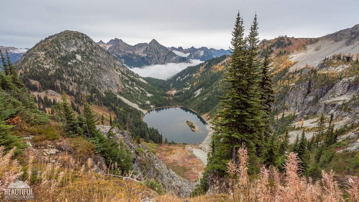 Photo from the Heather-Maple Pass Loop Trail, taken in autumn, North Cascades Region, Diablo Lake Area