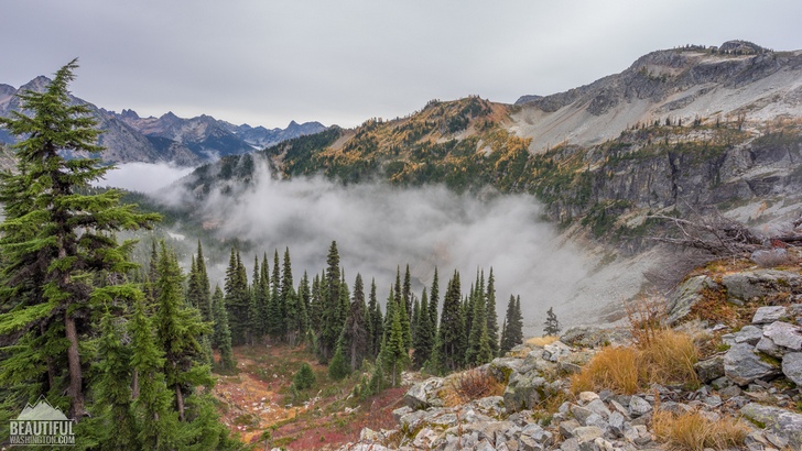 Photo from the Heather-Maple Pass Loop Trail, taken in autumn, North Cascades Region, Diablo Lake Area